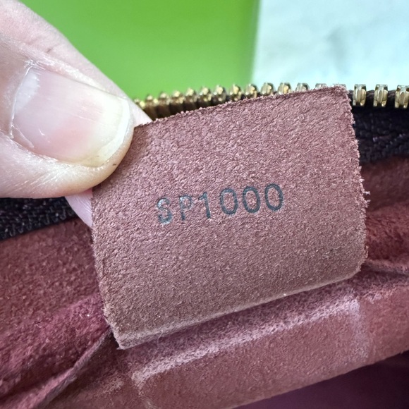 Authentic Louis Vuitton Vintage Taiga Kendall - Burgundy - Picture 2 of 16